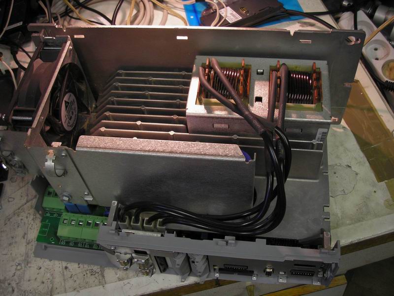 VLT FC202 Aqua со снятыми панелями, вид со стороны радиаторов